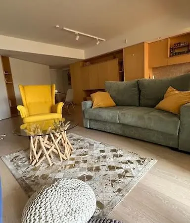 Beachfront With A Pool- Parede