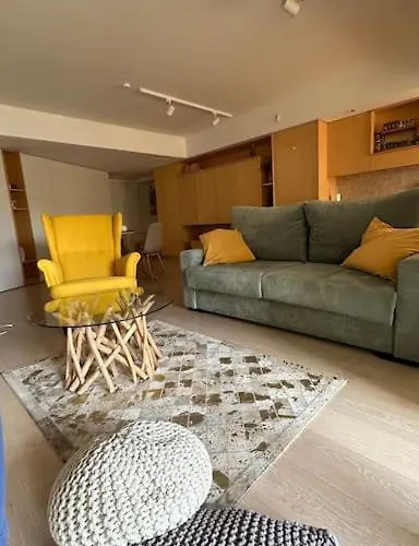 Beachfront With A Pool- Parede